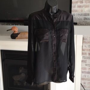 🌴Studio Y sz M sheer top w/satin pockets & collar